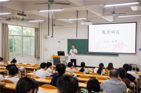 学生处（团委）处长杨辉宣讲现场.png