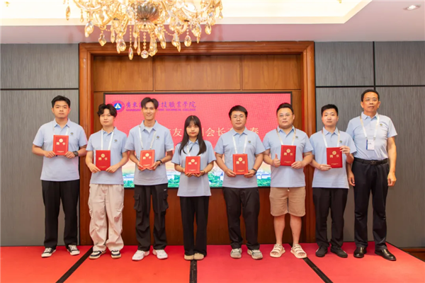 校友会常务副会长李玉春为深圳校友会第一届理事会成员颁发聘书2.png