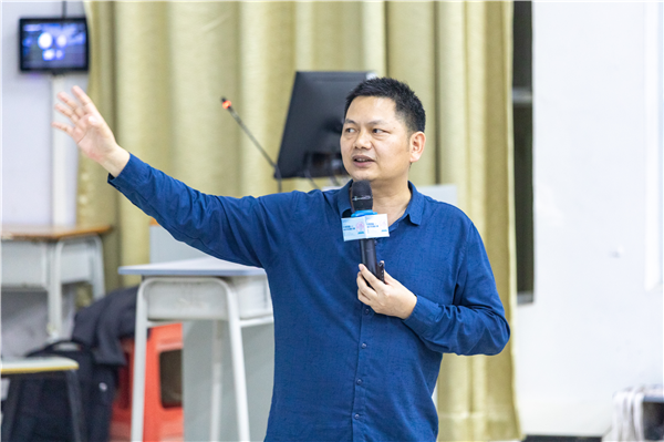 活动主讲人东莞日报社摄影视觉部主任张村城.png 活动主讲人东莞日报社摄影视觉部主任张村城.png