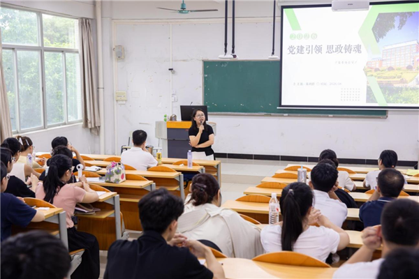 学校党委副书记、党办主任陈利群宣讲现场.png