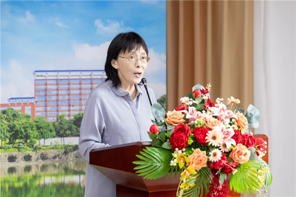 学校副校长朱敏.png 学校副校长朱敏.png