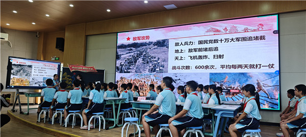 湖景小学叶俏均老师进行现场教学展示.jpg 湖景小学叶俏均老师进行现场教学展示.jpg
