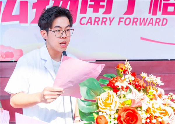 医药健康学院学生代表巢炜杰发言.png