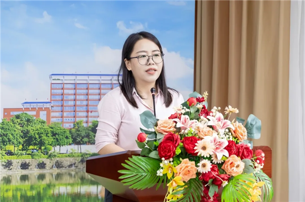 学校党委副书记陈利群.png 学校党委副书记陈利群.png