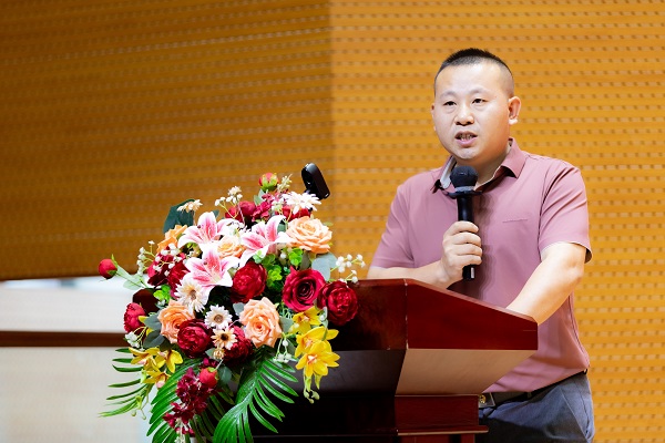 人事处处长张良锐宣读学校表彰名单.jpg