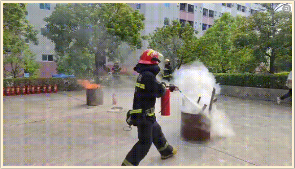 ▲消防员示范灭火器使用操作.png
