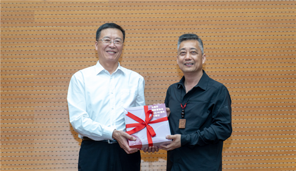 李志良为我校赠送书籍.png