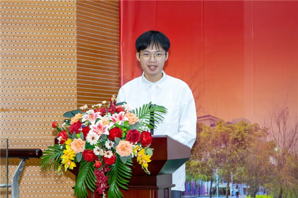 学校学生代表郑卓鹏同学发言.png 学校学生代表郑卓鹏同学发言.png