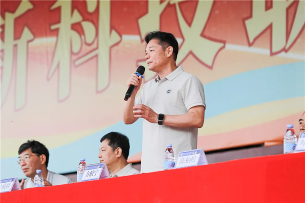 董事长方植宁宣布运动会开幕.png