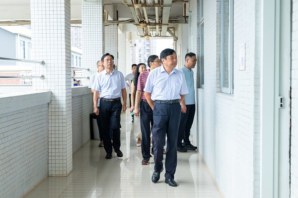 学校副校长陈粟宋(右二)等一行查看教学楼第一天上课情况.jpg 学校副校长陈粟宋(右二)等一行查看教学楼第一天上课情况.jpg