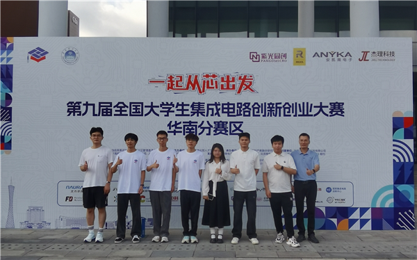 参赛选手和指导老师合影.png