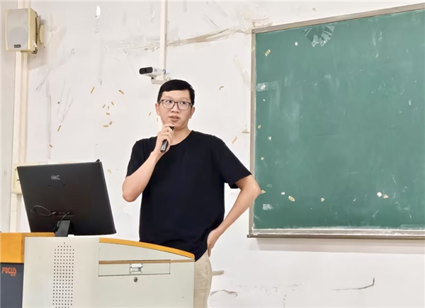 教育技术中心陈华民老师宣讲现场.png