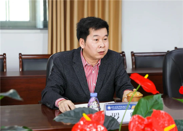 校长助理罗璋主持会议.png