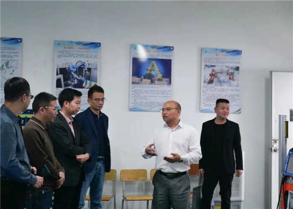 参观实训室.png