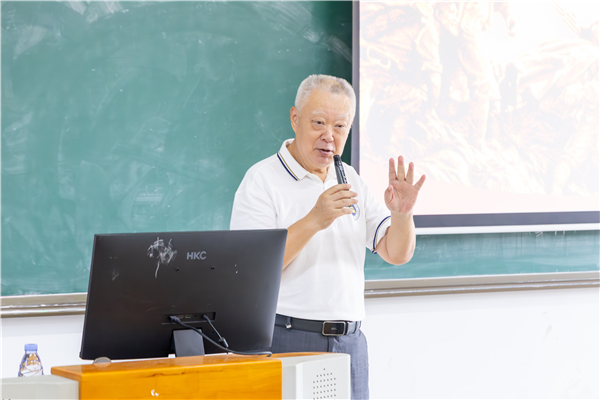 学校校长叶小明为学生上第一堂思政课.png
