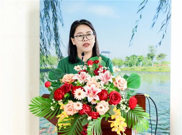 党委副书记陈利群.png