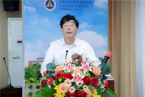 学校党委书记、征兵工作领导小组组长邓成良讲话.png 学校党委书记、征兵工作领导小组组长邓成良讲话.png