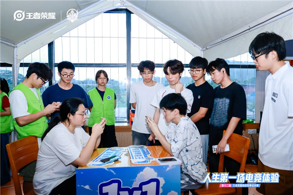 电竞对战区吸引众多同学对战.png