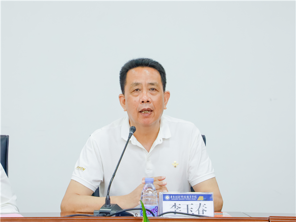 学校常务副校长李玉春讲话.png