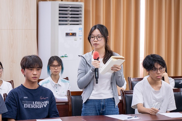 学生代表发言.jpg