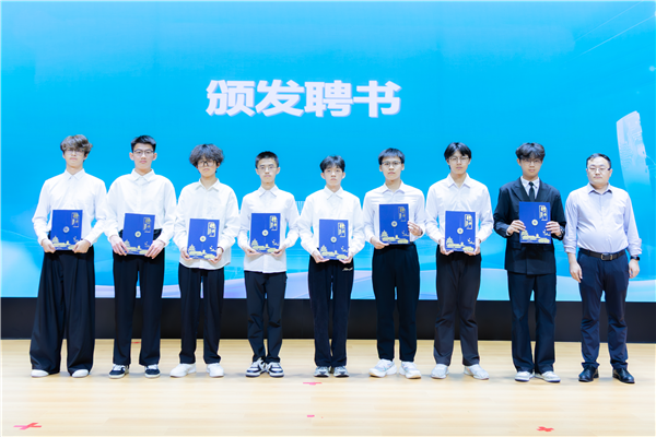 史朋要副院长为第三届干部颁发聘书.png