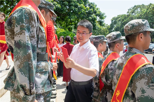 学校副校长兼董事长助理易晓爽、党委副书记兼党委办公室主任陈利群为新兵颁发绶带、入伍通知书1.png