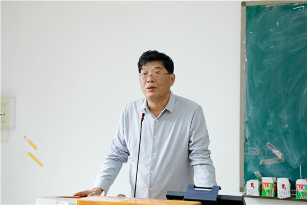 学校党委书记邓成良给学生上第一堂思政课.png