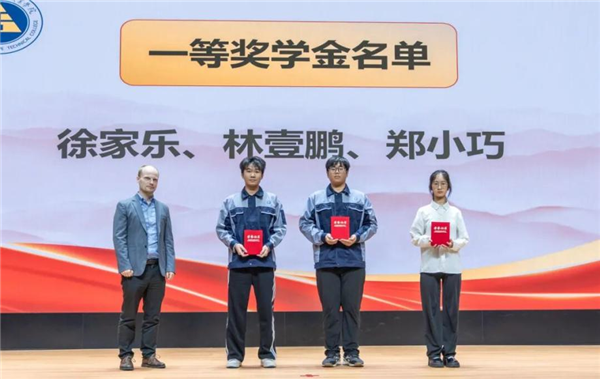 德国专家贝宁为获一等奖学金学生颁奖.png 德国专家贝宁为获一等奖学金学生颁奖.png