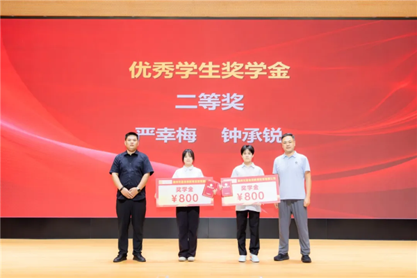 惠州市富爸爸教育投资有限公司王阳宠经理与学校学生处处长杨辉为二等奖同学颁奖.png