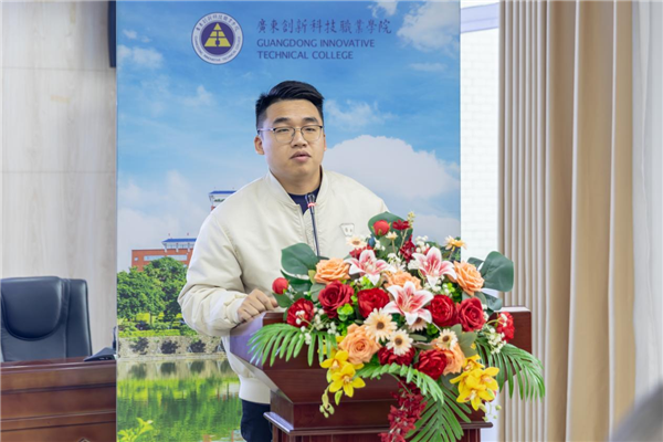 教师代表喻瑞文副教授分享现场.png 教师代表喻瑞文副教授分享现场.png