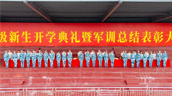 颁发“军事训练先进连队”荣誉称号.png 颁发“军事训练先进连队”荣誉称号.png