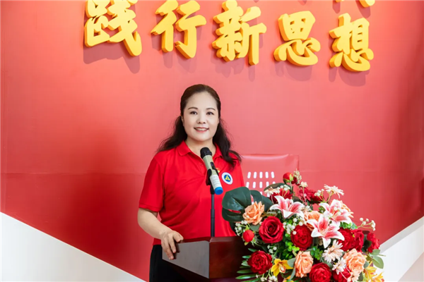 马克思主义学院院长吴秋凤主持仪式.png