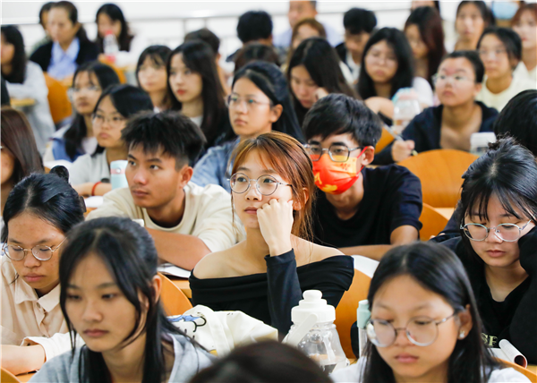 学生认真聆听1.png