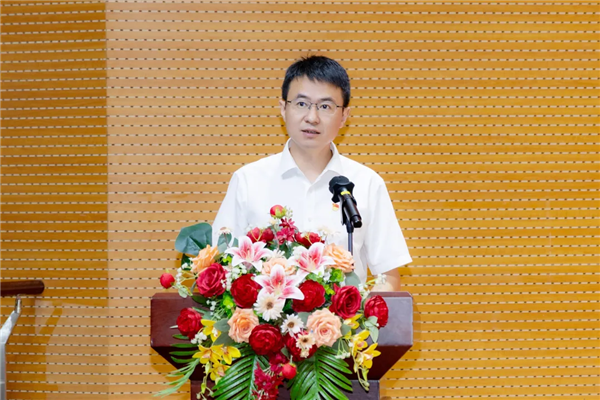 学校纪委书记、副校长易晓爽宣读表彰决定.png