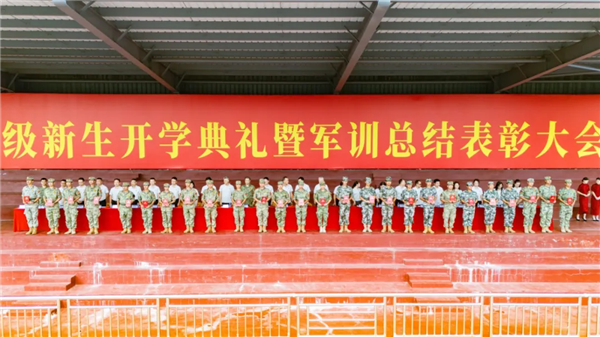 颁发“军事训练优秀教官”荣誉称号.png 颁发“军事训练优秀教官”荣誉称号.png