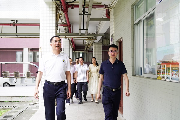 常务副校长李玉春（左一）、董事长助理兼校长助理易晓爽（右一）等一行查看教学楼第一天上课情况.jpg