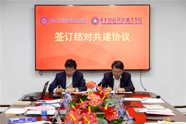 两校党委书记签订共建协议.png 两校党委书记签订共建协议.png