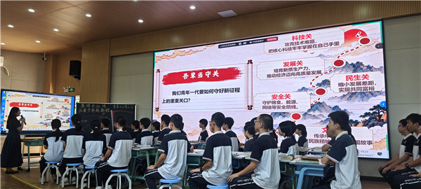 湖景中学林逸凡老师进行现场教学展示.jpg 湖景中学林逸凡老师进行现场教学展示.jpg
