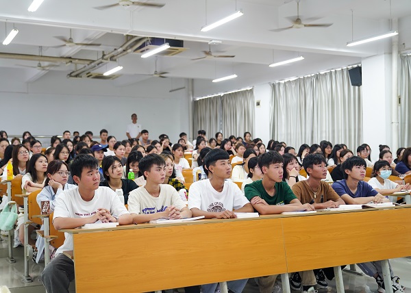 学生认真听讲.jpg