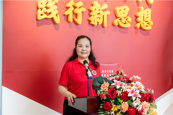 马克思主义学院吴秋凤院长主持活动.png