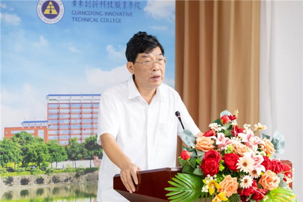 学校党委书记邓成良.png 学校党委书记邓成良.png