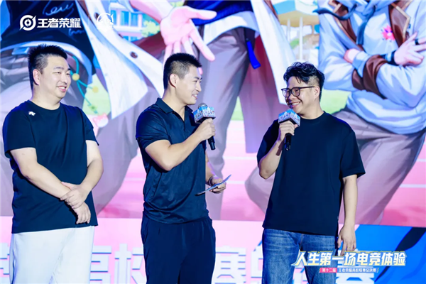 师生对抗赛后我校电竞教师接受主持人采访.png