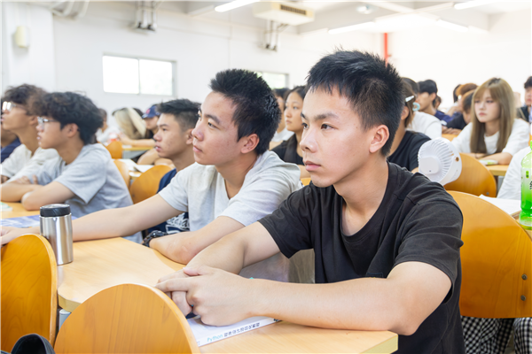 学生认真聆听2.png