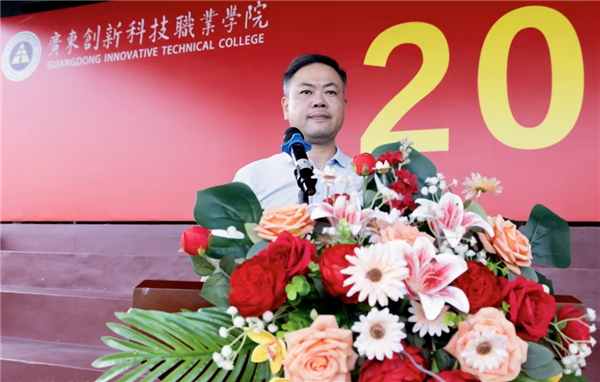 军训总结表彰大会由学生处处长杨辉主持.png 军训总结表彰大会由学生处处长杨辉主持.png