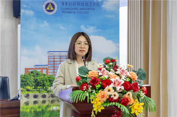 教师代表李萃迪讲师分享现场.png 教师代表李萃迪讲师分享现场.png