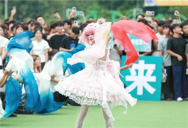 建筑与设计学院方阵2.png