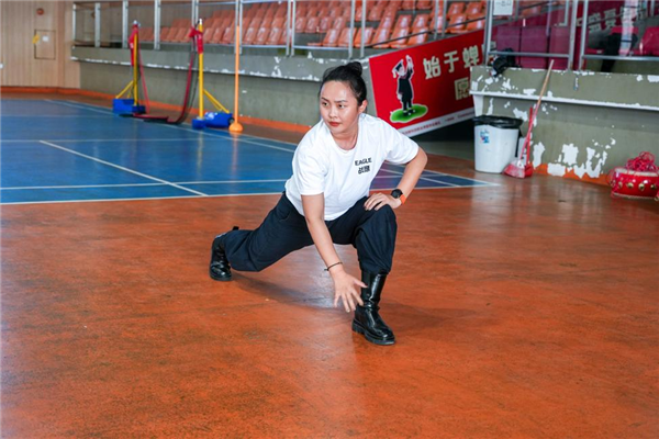 张艺清教练在带领热身活动.png