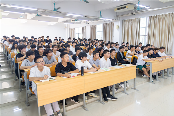 学生认真聆听1.png