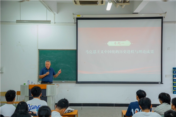 学校校长叶小明给学生上第一堂思政课.png