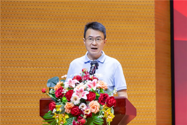 易晓爽副校长宣读表彰决定.png